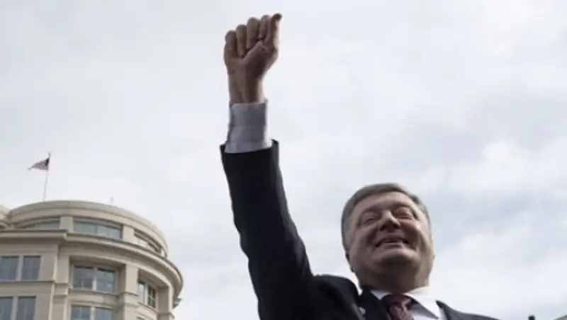 Порошенко поблагодарил Европарламент за подарок на день рождения