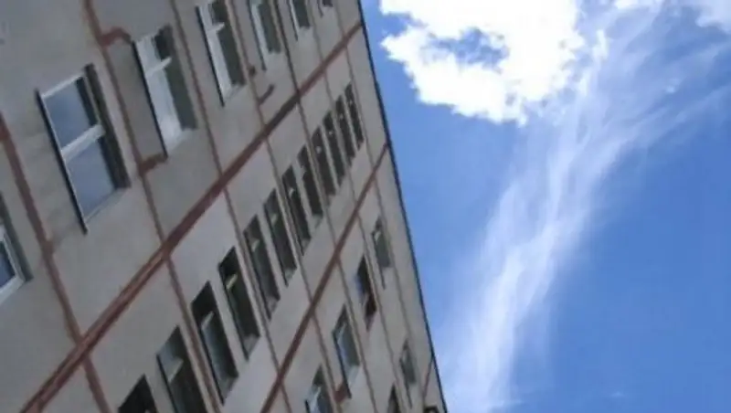 В Костанае прохожий поймал упавшего с 5 этажа ребенка