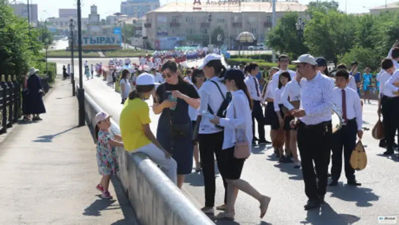 Чиновников Атырау накажут за тепловой удар детей на параде