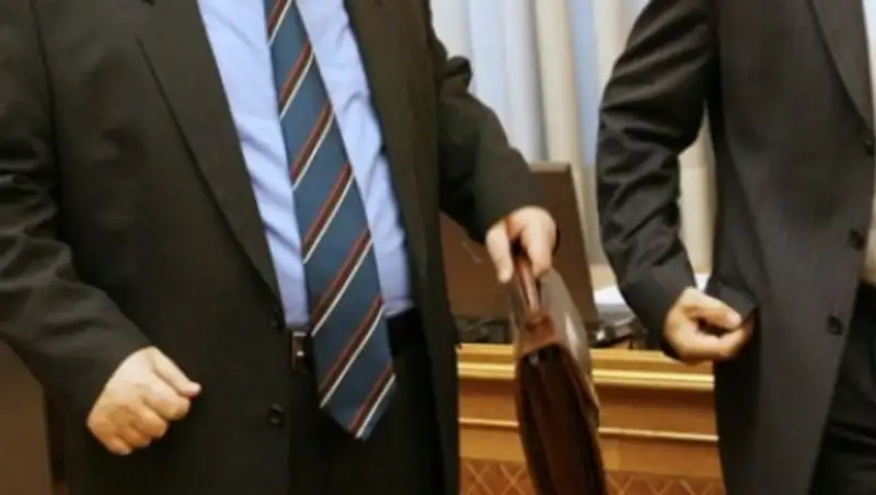 Вывозить казахстанских госслужащих на недельку за границу предлагает юрист