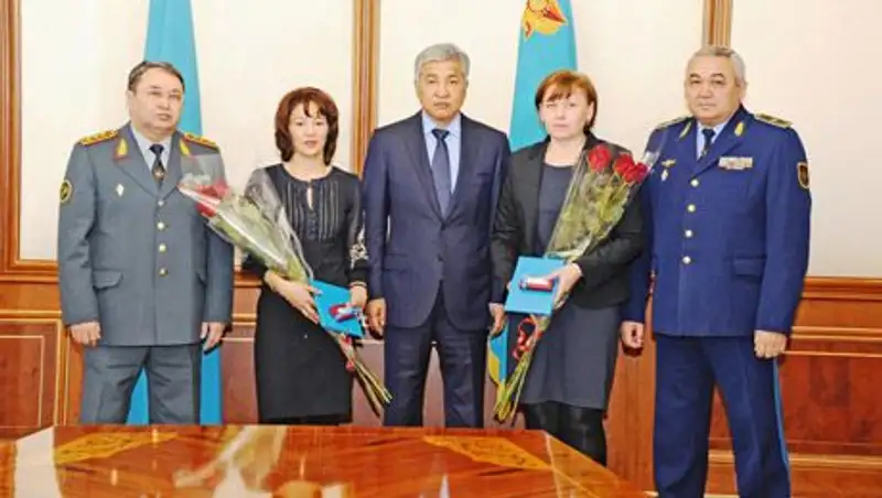 Министр обороны РК вручил ключи от квартир семьям экипажа истребителя СУ-27