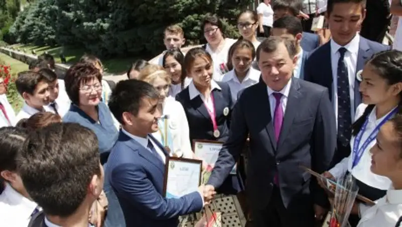 Жамбыл облысының әкімі жас дарынды оқушылармен кездесті