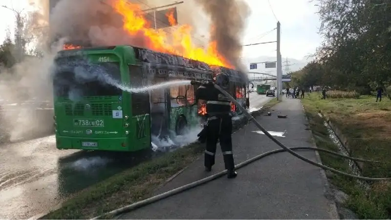 В Алматы сгорел автобус