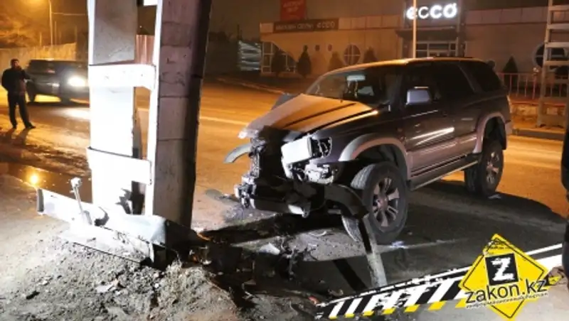 В Алматы водитель Toyota Surf врезался в металлическую конструкцию