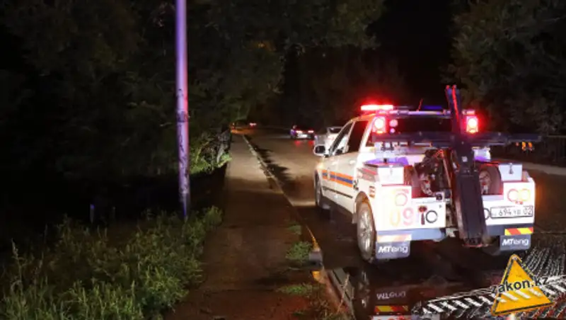 Автомобиль едва не вылетел с моста в речку в Алматы