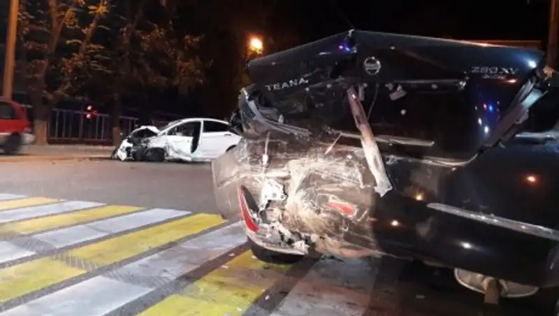 Четыре автомобиля, включая инкассаторскую машину, попали в ДТП в Алматы