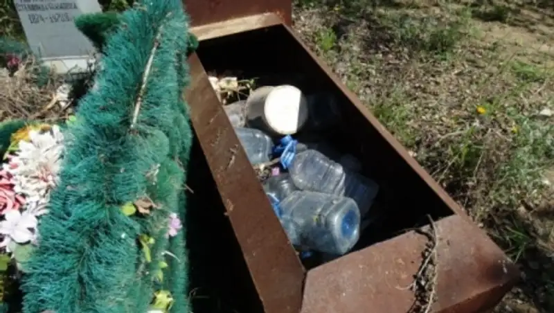 Костанайцы в шоке от увиденного на городском кладбище