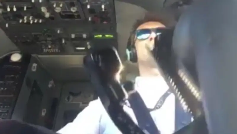 Пилот показал, что происходит в кабине пилота при сложной посадке