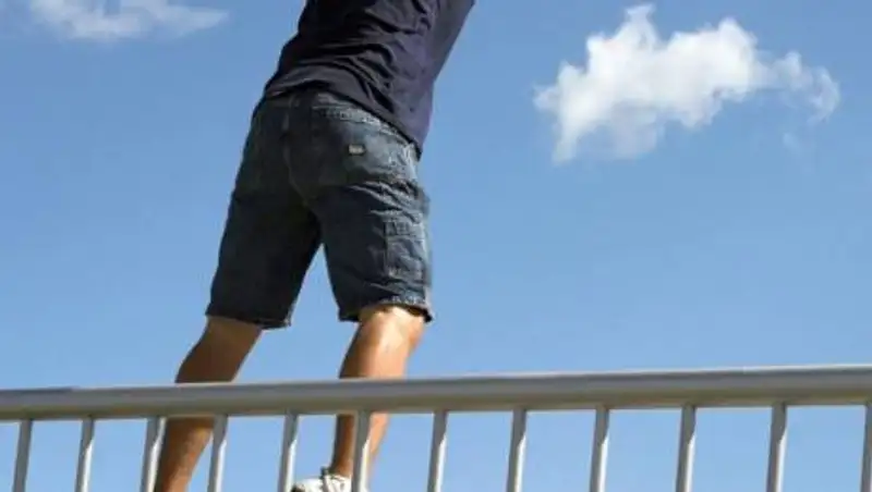 В Алматы мужчина разбился насмерть, спрыгнув с моста