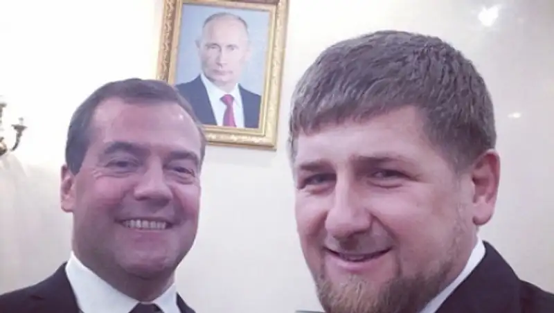 Медведев и Кадыров сделали селфи на фоне портрета Путина