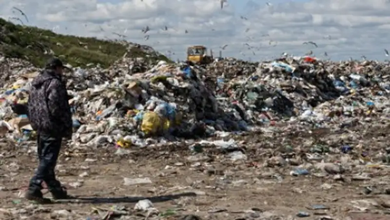 Американец нашел телефон сына в 15-метровой куче мусора