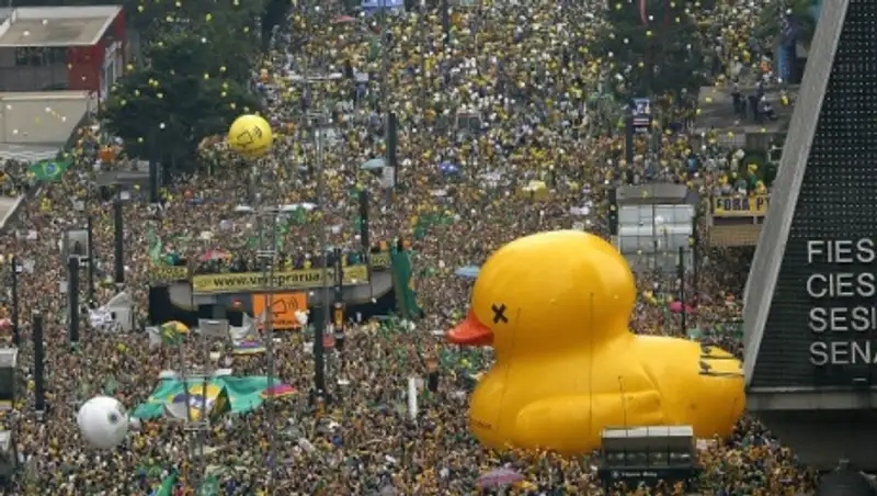 Антипрезидентские митинги в Бразилии собрали громадные толпы