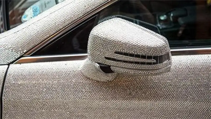 Русская студентка выставила на аукцион Mercedes с кристаллами "Сваровски"