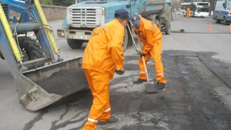 Костанайцев просят «перетерпеть» масштабный ямочный ремонт улиц