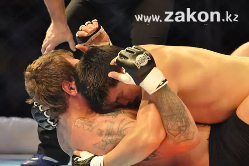 «Атилле» пришла «Смерть». Емельяненко выиграл в Алматы 18 бой в карьере (фото) «Атилле» пришла «Смерть». Емельяненко выиграл в Алматы 18 бой в карьере (фото), фото - Новости Zakon.kz от 22.12.2011 19:31