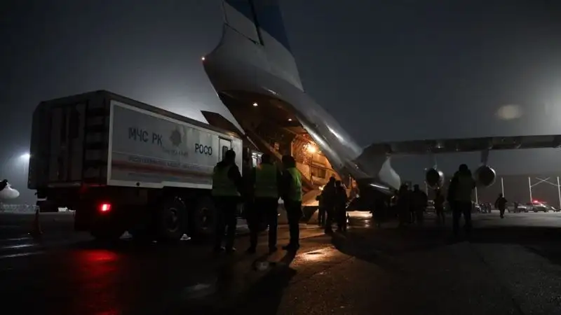 Фоторепортаж: вылет казахстанских спасателей и медиков в Турцию, фото - Новости Zakon.kz от 07.02.2023 10:01