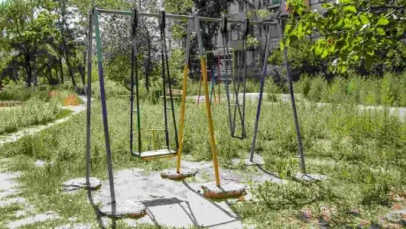 Жителя Атырау нашли повешенным на детских качелях