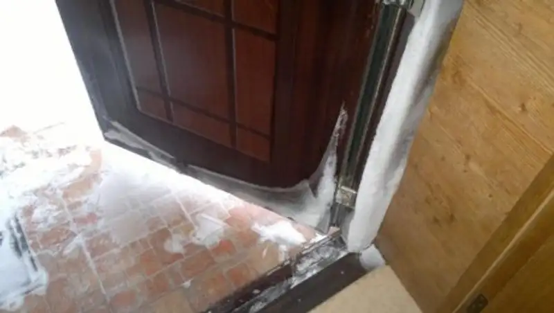 Алматинцы жалуются на промерзшие окна и двери в домах