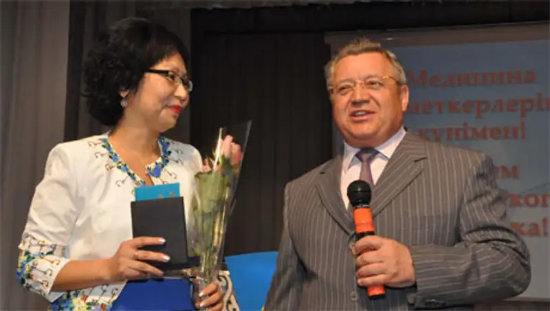 В день медработника аким Акмолинской области вручил ключи от специализированных авто