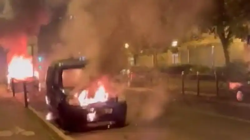 Беспорядки во Франции набирают обороты: арестован уже 421 человек