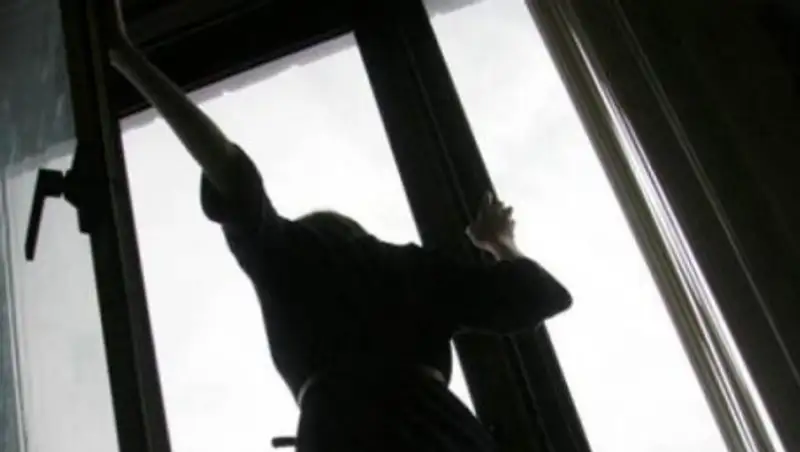 В Костанае девушка выбросилась с балкона