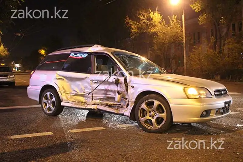 Водитель Мерседеса протаранил Субару, водитель которого поздно совершил левый поворот (фото) Водитель Мерседеса протаранил Субару, водитель которого поздно совершил левый поворот (фото), фото - Новости Zakon.kz от 07.11.2013 18:43