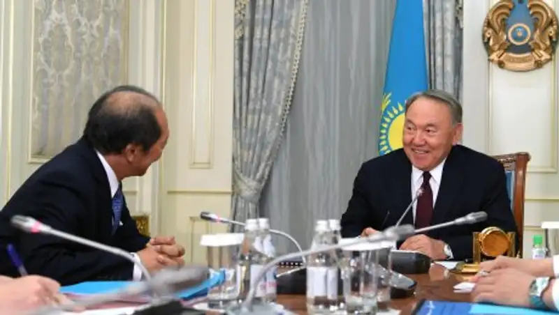 Глава государства показал знание английского президенту "Назарбаев Университета"