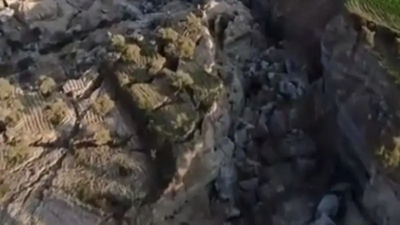 Появились кадры огромного развала в Турции, появившегося из-за землетрясения