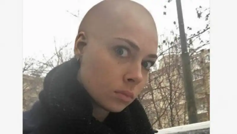 Актриса Настасья Самбурская побрилась налысо на спор