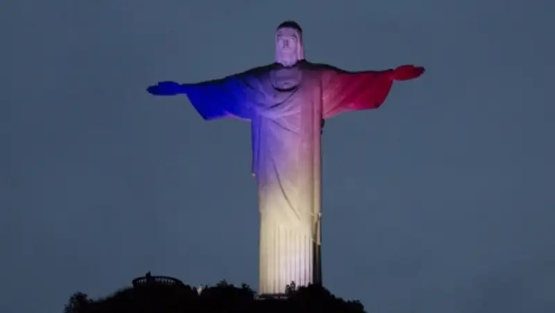 Статуя Христа в Рио-де-Жанейро окрашена в цвета французского флага после терактов в Париже