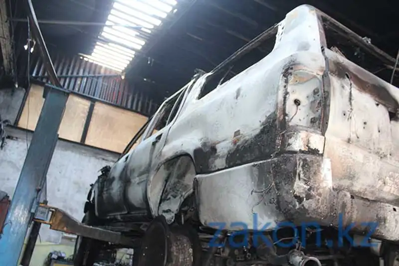 В Алматы в СТО сгорел внедорожник, оставленный на ремонт (фото) В Алматы в СТО сгорел внедорожник, оставленный на ремонт (фото), фото - Новости Zakon.kz от 22.11.2013 22:25