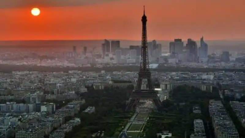 Из Парижа депортировали наркоманов и огородились от них кирпичной стеной