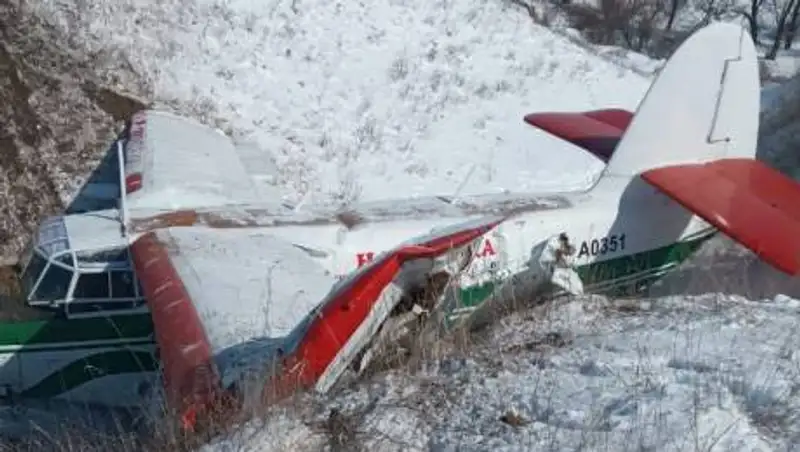 Самолет АН-2 совершил экстренную посадку в Алматинской области