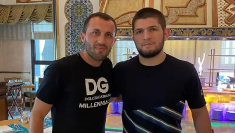 Футболист сборной Казахстана встретился с Нурмагомедовым в Мекке