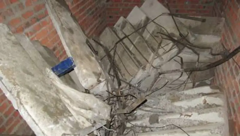 В многоэтажке Караганды обрушился лестничный пролет