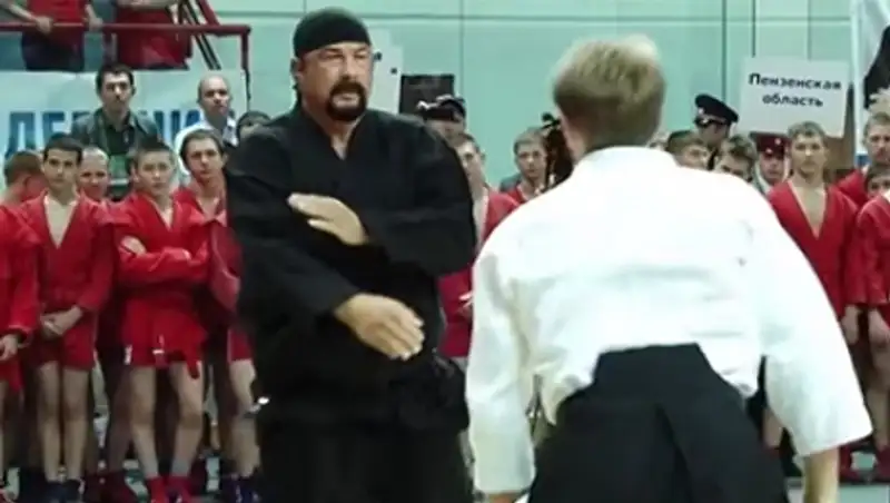 Сигал опроверг информацию о постановочном бое 