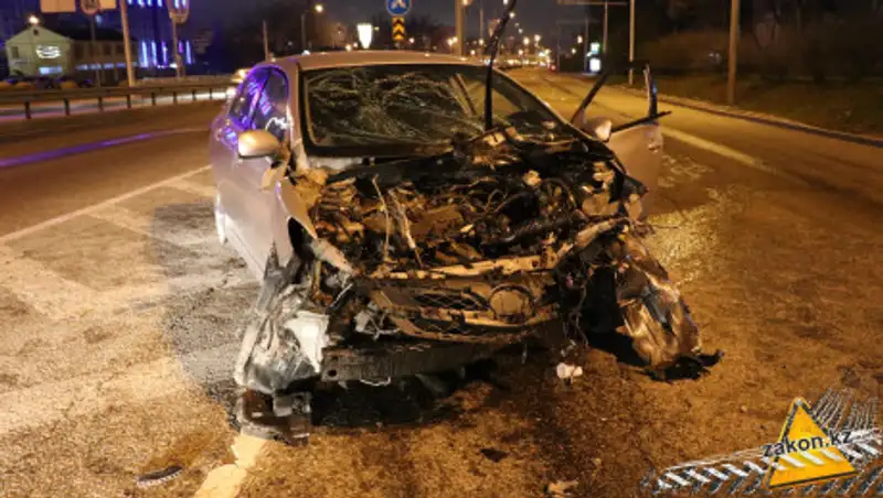 Toyota Corolla разбила пешеходный переход в Алматы