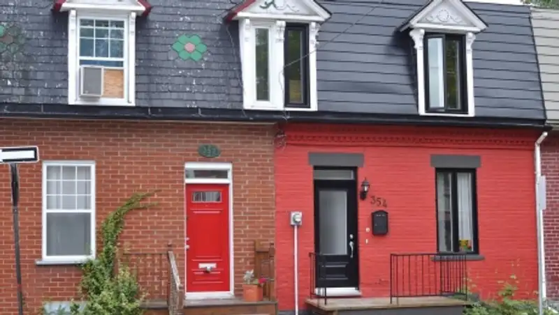 Красные двери в домах беженцев в Англии решили перекрасить