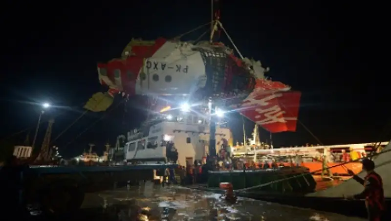 Водолазы подняли «черный ящик» разбившегося в Яванском море лайнера