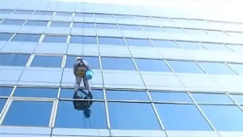 Каждый год в Алматы гибнет до пяти мойщиков небоскребов
