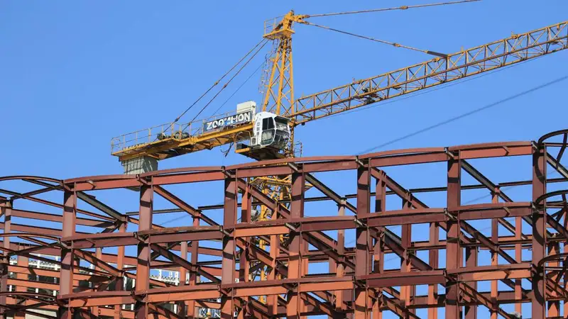 В Кокшетау строитель упал с девятого этажа и разбился насмерть