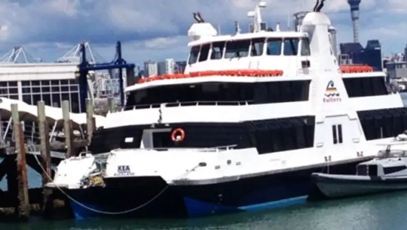 Паром с пассажирами врезался в пристань в Новой Зеландии