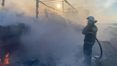 Прицеп со стройматериалами полыхал на трассе в Алматинской области, фото - Новости Zakon.kz от 02.06.2023 13:52