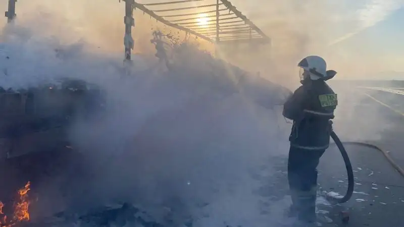 Прицеп со стройматериалами полыхал на трассе в Алматинской области