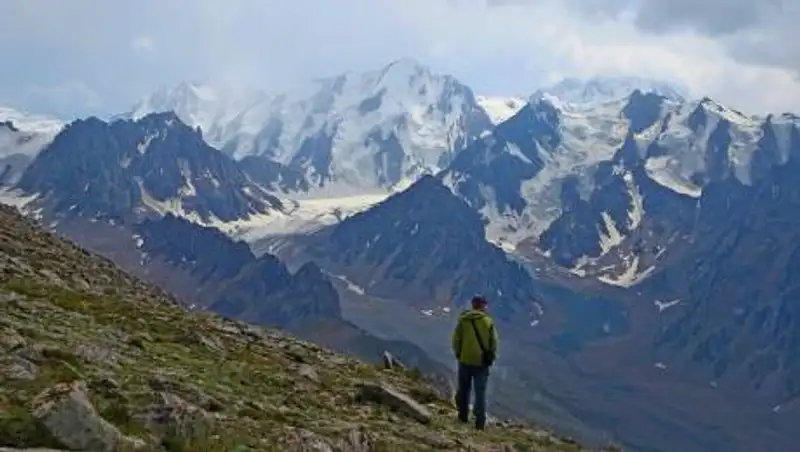 В "мертвых" зонах в горах Алматы проведут сотовую связь и установят спасательные хижины