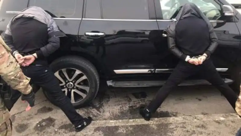 Протаранили машину, забрали деньги – в Алматинской области раскрыто ограбление