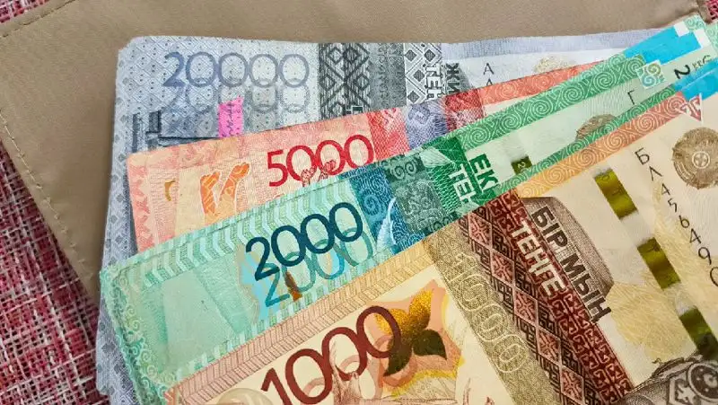 Как назначается и выплачивается премия к праздничным датам