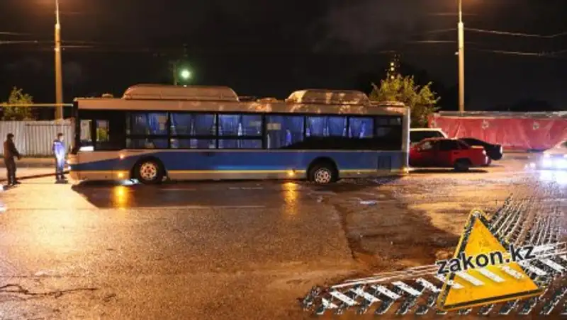 Застрявший в траншее автобус привел к пробке на дороге в Алматы
