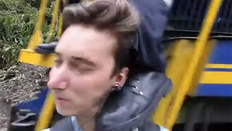 Автору селфи на фоне поезда, получившему по голове, предлагают $250 тысяч