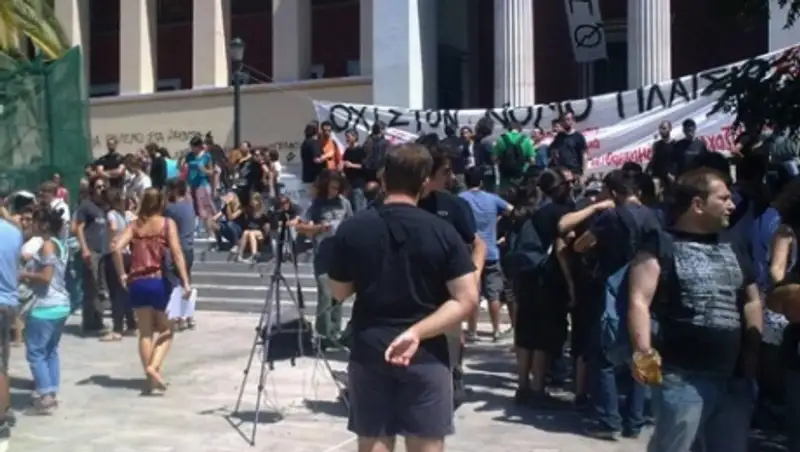 В Греции студенты и старшеклассники протестуют против реформы системы образования  